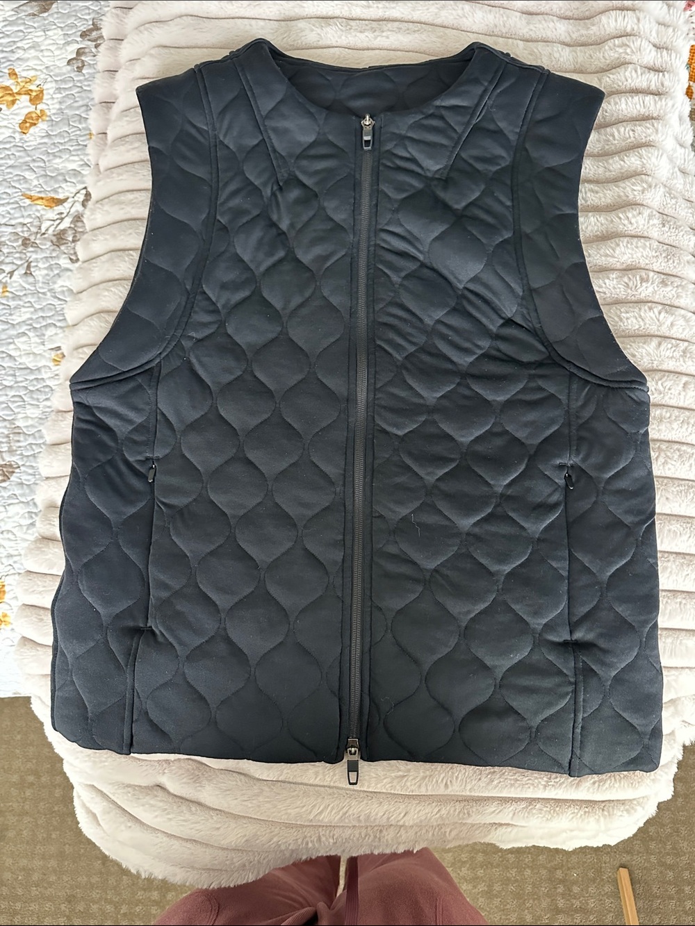 Lululemon Cap-Sleeve Quilted Vest in Black - Size 10